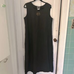 Black linen maxi sleeveless dress with slits on both sides. Sun emblem on front